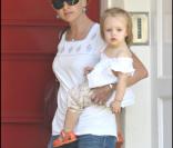 Jennifer Meyer, Mme Tobey Maguire, et Ruby vont se promener avec Nicole Richie...