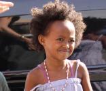 Zahara Jolie-Pitt, la plus coquette de la famille c'est sans aucun doute elle ! Comme le dit sa célèbre maman, c'est déjà une vraie starlette qui adore en particulier les créations de chez Gérard Darel... 