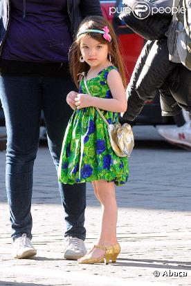 Boucles d'oreilles, bandeau, sac à main et chaussures à talons, Suri Cruise est déjà des plus stylées !