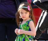 Boucles d\'oreilles, bandeau, sac à main et chaussures à talons, Suri Cruise est déjà des plus stylées !<br />