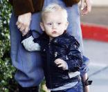 Tout comme son frère Kingston, l'adorable Zuma Rossdale est toujours à croquer. Jean, veste en vinyl, et petites baskets, Zuma a déjà tout d'un grand ! 