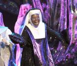 Whoopi Goldberg dans le spectacle musical <em>Sister Act</em>, à Londres, le 10 août 2010