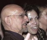 Ben Kingsley applaudit Whoopi Goldberg dans le spectacle musical <em>Sister Act</em>, à Londres, le 10 août 2010