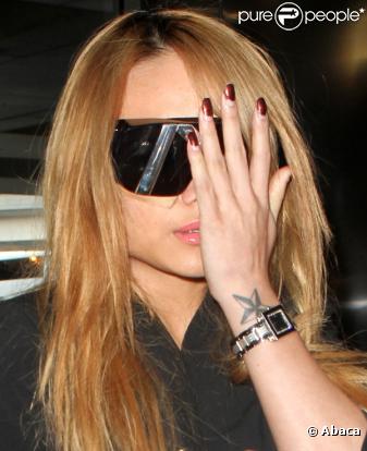 Tila Tequila à son arrivée à Los Angeles, le visage tuméfié