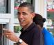 Barack Obama, sa femme Michelle et sa fille Sasha mangent des glaces au bord de la plage de Panama City le 15 août 2010