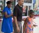 Barack Obama, sa femme Michelle et sa fille Sasha mangent des glaces au bord de la plage de Panama City le 15 août 2010