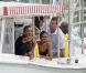 Barack Obama, sa femme Michelle et sa fille Sasha font une balade en bateau le 15 août 2010 à Saint Andrews Bay