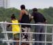 Barack Obama, sa femme Michelle et sa fille Sasha font une balade en bateau le 15 août 2010 à Saint Andrews Bay
