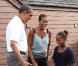 Le président américain Barack Obama, son épouse et sa fille Sasha jouent au mini-golf à Panama City le 14 août 2010