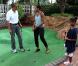 Le président américain Barack Obama, son épouse et sa fille Sasha jouent au mini-golf à Panama City le 14 août 2010