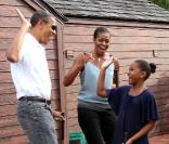 Le président américain Barack Obama, son épouse et sa fille Sasha jouent au mini-golf à Panama City le 14 août 2010