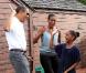 Le président américain Barack Obama, son épouse et sa fille Sasha jouent au mini-golf à Panama City le 14 août 2010
