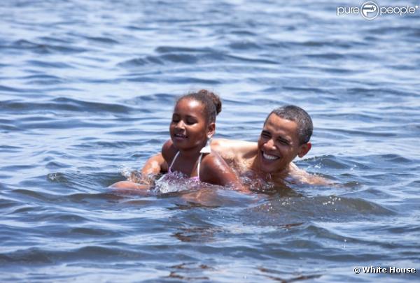 Le président américain Barack Obama s'est baigné avec sa fille Sasha à Panama City le 14 août 2010, dans la zone touchée par la marée noire
