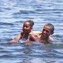 Barack et Michelle Obama avec leur fille Sasha : ils donnent l'exemple, même en vacances !