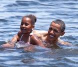 Le président américain Barack Obama s'est baigné avec sa fille Sasha à Panama City le 14 août 2010, dans la zone touchée par la marée noire