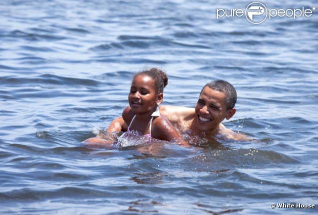 Le président américain Barack Obama s'est baigné avec sa fille Sasha à Panama City le 14 août 2010, dans la zone touchée par la marée noire