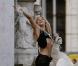 Shakira : Dénudée dans une fontaine et vêtue de cuir sur une moto, elle est sexy en diable !