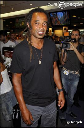 Yannick Noah dédicace son album Frontières, à la Fnac des Champs-Elysées