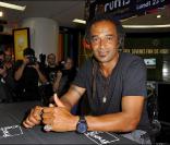 Yannick Noah dédicace son album Frontières, à la Fnac des Champs-Elysées