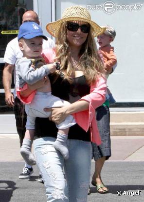 Brooke Mueller et ses jumeaux, Max et Bob, à Los Angeles. Août 2010