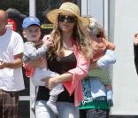 Brooke Mueller et ses jumeaux, Max et Bob, à Los Angeles. Août 2010