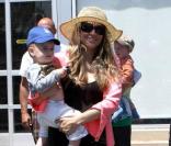 Brooke Mueller et ses jumeaux, Max et Bob, à Los Angeles. Août 2010