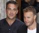Robbie Williams et Gary Barlow devant les studios de Radio One à Londres, le 26 août 2010