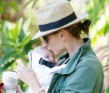 Natascha McElhone s'occupe de son petit Rex le 3 septembre 2010 dans West Hollywood   