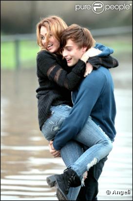 Miley Cyrus en plein tournage à Paris du remake américain de LOL, le 6 septembre à Paris, au côté de Douglas Booth