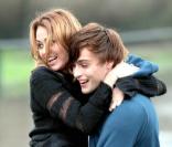 Miley Cyrus en plein tournage à Paris du remake américain de LOL, le 6 septembre à Paris, au côté de Douglas Booth 