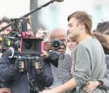 Miley Cyrus et Douglas Booth en plein tournage à Paris du remake américain de LOL, le 6 septembre à Paris