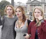 Miley Cyrus, Ashley Greene et Ashley Hinshaw en plein tournage à Paris du remake américain de LOL, le 6 septembre à Paris