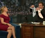 Ali Larter sur le plateau de Jimmy Fallon annonce qu'elle a un pénis dans le ventre... donc c'est un garçon !