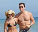 Ali Larter et Hayes MacArthur sur la plage de Malibu en août 2008 