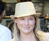 Ali Larter fait du shopping dans les rues de Los Angeles en août 2010 