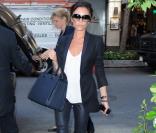 Legging en cuir, escarpins cloutés Louboutin, veste tendance et sac de sa propre collection, Victoria Beckham est comme toujours... au sommet de la mode ! <br />
