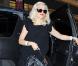 Cheveux détachés, lunettes léopard, jean retroussé et blouse noire à épaules retroussées, Gwen Stefani est une parfaite street-pin up !