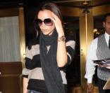 Victoria Beckham : Top rayé Isabel Marant, écharpe anthracite, micro short en jean et Alta Bouton ankle boots de che Louboutin, encore un sans faute pour Posh ! <br />