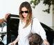 Jean retroussé, sandales rose, sac Chanel et simple top épuré, Rachel Bilson est au top !