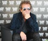 Philippe Manoeuvre, un ambassadeur plus que chevronné et diablement enthousiaste pour Guitar Hero : Warriors of Rock (sortie septembre 2010). Suivez sa voix dans le mode Quête...