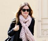 Rachel Bilson en mode casual avec son jean usé, ses ankle boots et son foulard cosy ! 