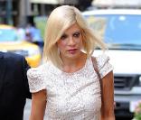 Tori Spelling dans une jolie petite robe rétro, juchée sur des escarpins vernis. 