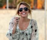 Miley Cyrus nous a impressionné avec sa tenue ultra tendance, faite d'une robe imprimée fluide et légère, avec des sandales Forever 21 et le superbe sac Giant PomPom de chez Balenciaga au bras. Bravo !