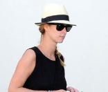 Nicky Hilton au top dans une petite robe noire, associée à des ballerines bicolores, à un sac de luxe signé Goyard, sans oublier son Borsalino sur la tête qui venait sublimer son allure.