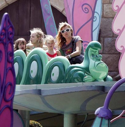 Kate Moss passe du bon temps avec ses proches à Disneyland