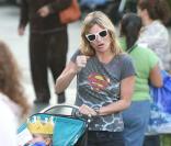 Kate Moss passe du bon temps avec ses proches à Disneyland