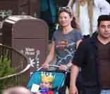 Kate Moss passe du bon temps avec ses proches à Disneyland