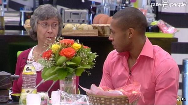 Senna est ravi de retrouve Anne, sa maman : toute la famille va bien lui dit-elle