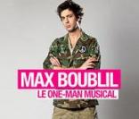 Max Boublil se produit actuellement sur la scène du Showcase, tous les vendredis et samedis pour son nouveau one-man-show musical.