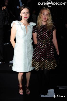 Marie-Josée Croze et Ludivine Sagnier lors du défilé Louis Vuitton à Paris, le 6 octobre 2010